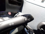 オートライト機能が装備されており暗い場所に入ると車両が検知しライトのON・OFFを自動的に切り替えてくれますので非常に便利な装備です♪