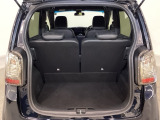 開口部も広く荷物の積み下ろしもしやすいお車となっております。シートの背もたれは5:5の割合で分割して可倒できるので、長いお荷物などを載せることもできます。