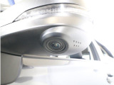 助手席側で見えにくい左前方の映像を、車内のマルチファンクションディスプレイに映し出します。前方への駐車や左寄せ、狭い道でのすれ違いなど、さまざまなシーンで安心して運転できる便利な機能です。