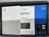スマートキーは鍵をバッグに入れたままでもドアロックの開閉やエンジンのON・OFFができます。夜間や雨の日も鍵を探さなくて良いので便利です。