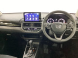 車内は光触媒抗菌消臭施工済です。インパネ周りはスタイリッシュなデザインで機能や装備も充実しています。グローブボックスやカップホルダーのほかにトレーなどたくさんの収納スペースが付いています。