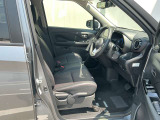 運転席まわりです。実際に座ってみて、乗り心地を体験してみてください。