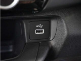 ◆USB接続端子◆スマホやiPodなどを接続して、いつもの音楽を車内でもお楽しみいただけます♪