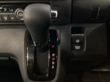 CVT車のセレクトレバーです。低速から高速まで、変速ショックのないスムーズな走りと、エンジン効率のよい領域を維持して燃費にも貢献します。サイドブレーキはスイッチ操作の電子制御パーキングブレーキです。