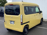 コンビネーションランプを高い位置に配置、後続車に見やすいデザインで安全にも配慮。