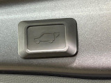 【パワーバックドア】スマートキーや運転席のボタンを押すだけでリアゲートが自動で開閉します!荷物を持っている時や、高い位置にあるバックドアを閉める際に便利な機能です♪