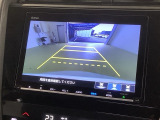 リバースギアに入れるだけで後方の表示へ切り替わります。夜間や雨の日の駐車も楽になりますよ。