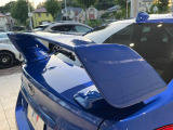 【大型リヤスポイラー】スポーツカーらしさがグッと引き立つ大型リヤスポイラーを装着♪高速走行時のスタビリティ(走行安定性)向上に役立ちます。