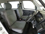 高いホールド性で運転姿勢が安定します。長距離ドライブでも疲れにくいのが魅力です。快適なドライビングライフをお送りください♪