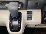 CVT車のセレクトレバーです。低速から高速まで、変速ショックのないスムーズな走りと、エンジン効率のよい領域を維持して燃費にも貢献します。サイドブレーキはスイッチ操作の電子制御パーキングブレーキです。