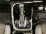 「e:HEV」は、モーター走行を中心にしながら電気エネルギーやエンジン動力を最も効率よく使い分けることができる賢いハイブリッドシステムです。