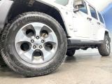 ●純正18インチアルミホイール:輸入車ならではの卓越した走りを支えるホイールと足回りです!日本車の走りに慣れている方にもぜひ体感して頂きたいほど、高いレベルでまとまっています!