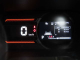 スピードメーター、タコメーターが装備されております。その他お車の情報もメーター内から確認することが可能です☆