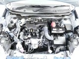【エンジンルーム】・・・内外装だけでなくこちらもクリーニング済み。 納車までにもう1度しっかり点検いたしますので、安心してお乗りいただけると思います。