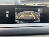 バックカメラ付きで駐車場の車庫入れをサポートします。