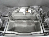 最近はパンク修理キットが標準ですね。タイヤの無い分軽量化と収納スペース確保できますね。