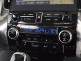 ★使いやすさや安全性を追求したステアリング周り!高級車ゆえにスイッチ類が多いのも特徴ですね!考え尽くされた配置ですぐに使いこなす事が出来ますのでご安心下さい!是非、体感してみて下さい!!