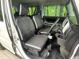 運転席まわりには十分なスペースがあり、大柄な方でもゆったり運転していただける環境です。