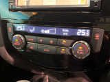 【左右独立型フルオートエアコン】運転席と助手席でそれぞれお好みの温度に設定可能。同乗者にも配慮した、快適な空調をお届け致します。