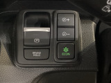 セレクトレバーの右に電子制御パーキングブレーキがあります。スイッチひとつで、停車した地点の傾斜などをシステムが検知・判断してブレーキ力を自動的に最適制御し、しっかり停車できるパーキングシステムです。