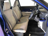 運転席の座面高さを調整できるシートリフターが付いています。フロントシートはベンチシートを採用で、座面も広く使い勝手もいいですよ♪