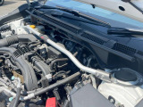 【STIタワーバー】お車の剛性を高めるタワーバーを装備。よりスムーズなコーナリング走行が可能となり、走りも楽しめます。