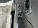 狭い駐車場で便利な電動格納ドアミラーが付いています。