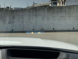HUD: ヘッドアップディスプレイはドライバーが前方に集中できるよう、ナビや車速情報をフロントガラスに投影するシステムです。