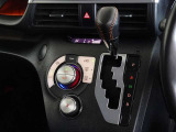 車内を快適に、オートエアコンを装備しています。
