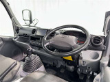 運転席まわりです。 各操作スイッチは使いやすい位置に配置されてます。
