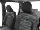 SUV車の雰囲気の迷彩柄っぽいシート。撥水加工のフルファブリックシートで飲み物をこぼしてもしみこみにくいので、サッと身だしなみチェック。拭いて簡単お手入れ。