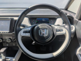 ドライバーの操作性に配慮したステアリング。快適な運転をサポートします。