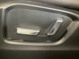 こちらのグレードは助手席にもパワーシートを装備しております!運転席同様お好みで調整が可能です!
