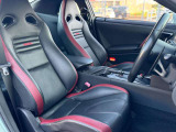 運転席側からの画像になります。座りやすいシートの為、長時間ドライブも疲れを感じにくいです。