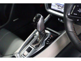 ミッションはストレート型CVTマニュアルモード付になります、CVT車ですがマニュアル感覚で運転操作ができます!シフトの周りにはビューモニタースイッチがございます!