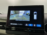 リバースギアに入れるだけで後方の表示へ切り替わります。夜間や雨の日の駐車も楽になりますよ。