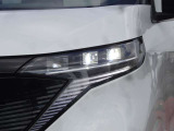 【LEDヘッドライト】悪天候や夜間走行時も良好な視界を確保し安心して運転できる高輝度LEDヘッドライトを装備!点灯速度が早く、消費電力も抑えられています。