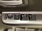 ハンドルの右側に電動格納付きパワーミラーの操作スイッチがついています。左右のサイドミラーの角度調節も微調整ができて便利です。パワーウインドウは運転席でドア4枚とも上下の操作ができるようになっています。