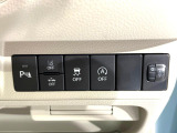 【アイドリングストップ】赤信号や渋滞で停車した際にエンジンを停止し、無駄な燃料の消費を抑えます。燃費向上や環境保護につなげる機能♪エンジンはブレーキを離せば再始動します。