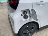車を降りてさっと充電できるよう、車両右側に充電ポート設計。