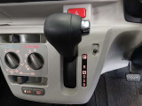 操作しやすく、車内空間を広く使えるインパネシフトを採用しています