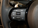 【ステアリングリモコン】ステアリングにオーディオ調節可能なスイッチが装備されていますので運転中でも視線をそらさずにオーディオの調節が可能です!