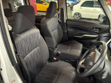 運転席の画像です。足元やシートまわりに余裕があり、リラックスした姿勢で運転が可能です。視界も良好で操作系へのアクセスもしやすく、快適で安心感のあるドライブをサポートします。