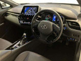 運転席周りのレイアウトをご覧ください。ナビゲーションが綺麗に装着されすっきり収まってますね!
