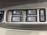 パワーウィンドのスイッチです。運転席に座りながら、助手席や後席の窓を開け閉めできるので大変便利ですよ。