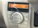 【オートエアコン】一度お好みの温度に設定すれば、車内の温度を検知し風量や温度を自動で調整。暑い&hellip;寒い&hellip;と何度もスイッチ操作をする必要はありません。快適な車内空間には必須の機能ですね♪