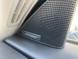 【BOSEサウンドシステム】を搭載しています。室内の反響率やシート生地など、全てを計算。その車種ごとにチューンナップされた専用音響空間です。