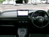 大きなフロントガラスで広々とした視界の運転席まわりです。