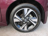 日産純正のアルミホイールが装着されてます。ボディデザインとマッチしておりカッコイイですね。