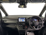 フロントガラスも広く、開放的な運転席周りとなっております♪